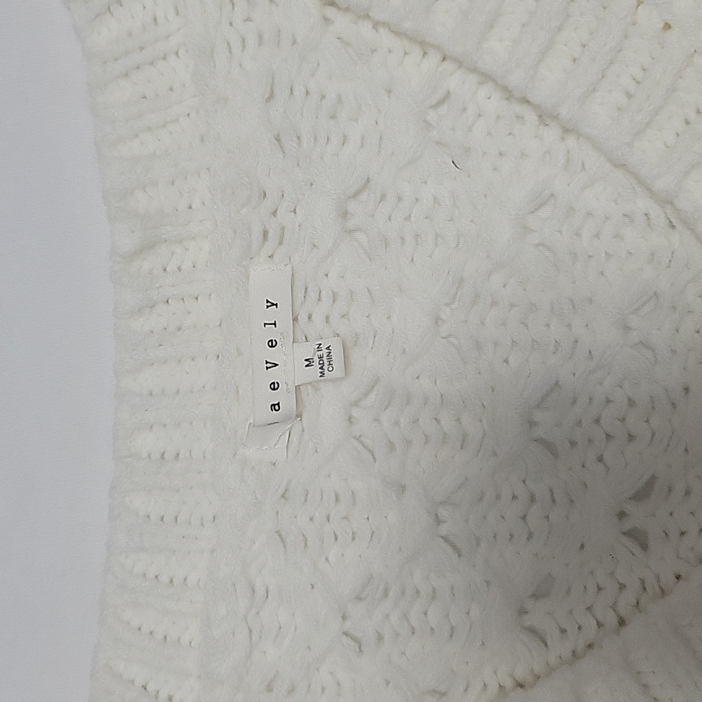 Baevely Sweater, Medium - Picture 3 of 10